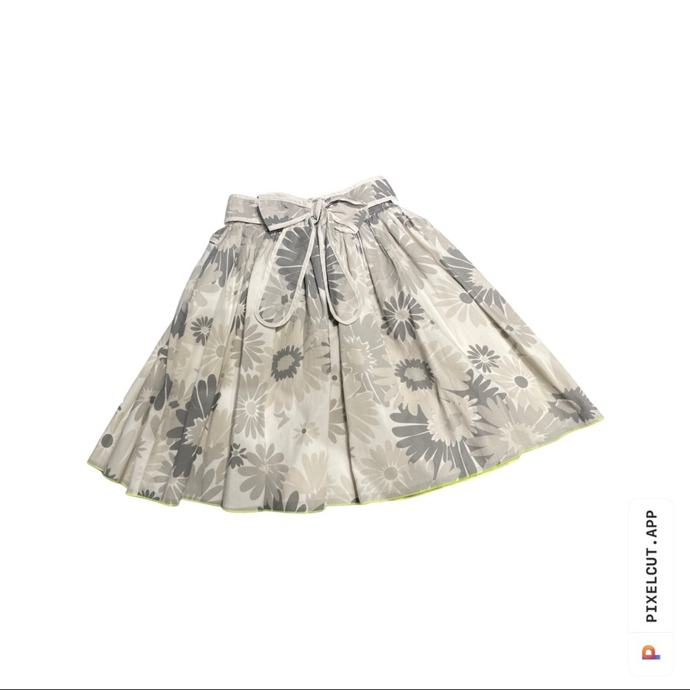 Little Marc Jacobs girls skirt, grey daisy print 
Gently used, worn once.